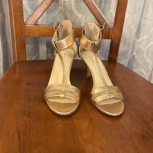 Nine West rose gold kitten heel sandals. Sz 6